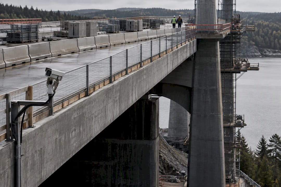 Bridge construction site with controlled safety zones